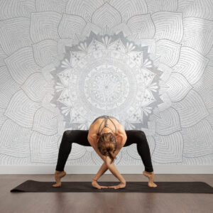 Carta da parati Mandala rotondo, carta da parati per lo spazio yoga o per armonizzare lo spazio personale. Mandala murale in tonalità grigie su sfondo eterogeneo strutturato